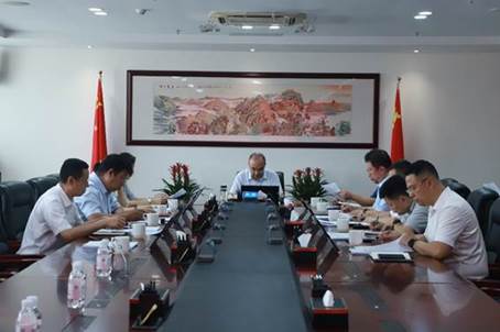 一群人坐在桌子前
描述已自動(dòng)生成